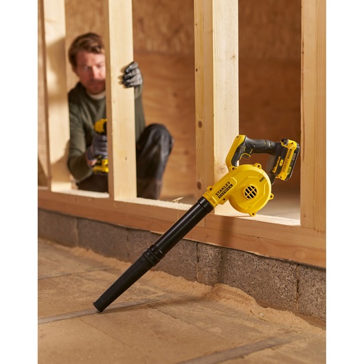 STANLEY SCBL01 cordless blower in use at a wooden construction site, photography side angle.